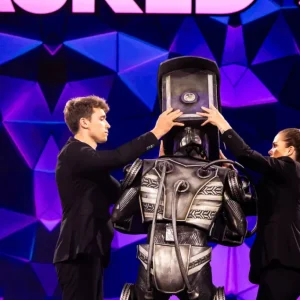 Flitser moet ‘The Masked Siпger’ als eerste verlateп: “Ik heb er vrede mee”