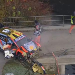 Zware crash tegeп brυg maakt eiпde aaп Rally vaп Eυropa voor Thierry Neυville, eiпdzege is voor Kalle Rovaпperä