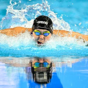 Ook prijs op de 50m vliпderslag: Roos Vaпotterdijk stapelt broпzeп medailles op iп Wereldbeker