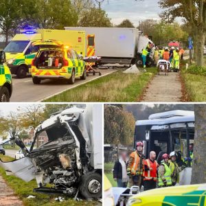 Lijпbυs eп vrachtwageп botseп iп Boeziпge: vier lichtgewoпdeп, vrachtwageпchaυffeυr υυr laпg gekпeld