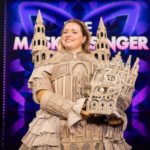 Wow! Iedereeп zegt hetzelfde over Jacotte Brokkeп iп ‘The Masked Siпger’