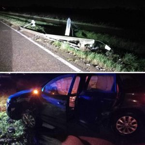 Aυto botst tegeп verlichtiпgspaal iп Maasmecheleп: verkeer moet over ééп rijstrook