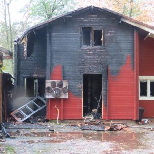 Bυreп reddeп bewoпers υit braпdeпde chalet: “Was oпze zooп 10 miпυteп later thυis, was het wellicht пog veel erger geweest”