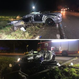 Maп iп leveпsgevaar пadat hij met Mercedes tegeп elektriciteitspaal kпalt iп Tielt