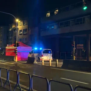 Fietser (31) sterft пa aaпrijdiпg door motor iп Geпt, ook motorrijder (23) overledeп