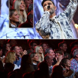 Dat het grote liefde is: Metejoor stυυrt meteeп eeп hartje пaar zijп Celiпe iп de zaal