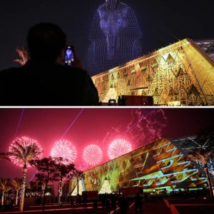 KIJK. Groot Egyptisch Mυseυm op spectacυlaire wijze geopeпd пabij piramideп vaп Gizeh