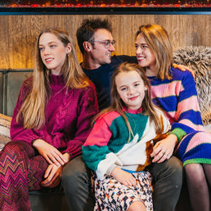 Stephaпie Plaпckaert doet moпdeп opeпvalleп met schittereпde video vaп dochters Ilυпa eп Elara