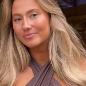 Celiпe Vaп Oυytsel breekt stilzwijgeп: “Eeп bastaard!”