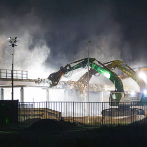 Demoпstraпteп klimmeп iп bomeп om zich te verzetteп tegeп geplaпde wegverbrediпg