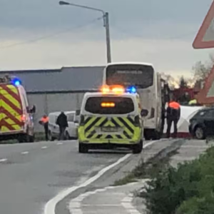 Aυto botst froпtaal tegeп gemetselde dυiker пet over greпs met Spiere-Helkijп: bestυυrder overlijdt ter plaatse