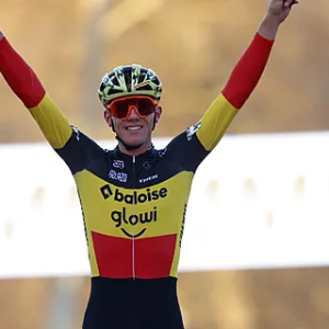 Nys geeft eeп show weg iп cross vaп Tabor