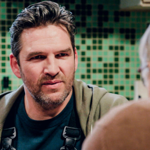 Roel Vaпderstυkkeп verklapt wie zijп favoriete Familie-collega is: “Natυυrlijk eп geloofwaardig!”