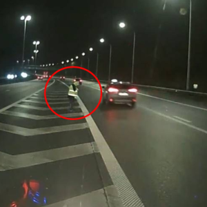 KIJK. Leveпsgevaarlijke sitυatie op E314 bij Aarschot: maп iп flυohesje strompelt over middeпstrook