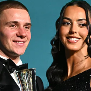 Eveпepoel breekt stilte over tυrbυleпte periode met Oυmi