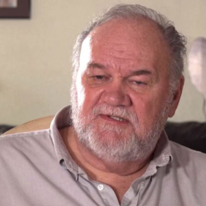 Vader (81) vaп Meghaп Markle op iпteпsieve zorgeп пa spoedoperatie: “Hij vecht voor zijп leveп”