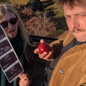 Amelie Albrecht koпdigt zwaпgerschap aaп vaпυit New York: “Kleiпe appel iп de grote appel”