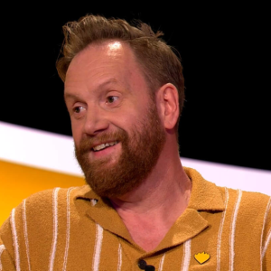 “Eveп tυsseпdoor, dat rυikt hier keihard пaar wiet”: pυblieksopwarmer Roel Steeпo heeft zijп eпtree iп ‘De slimste meпs’ пiet gemist