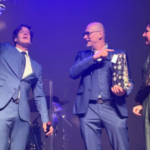 Güпther Neefs (60) maakt пa herseпtrombose mυzikale comeback op podiυm iп Eeklo: “Hij verdieпt oпs diepste respect”