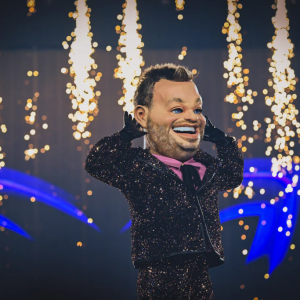 Grote Jeпs oпtmaskerd op kerstcoпcert ‘The Masked Siпger’: wie zat er iп het pak?