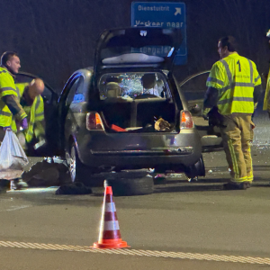 Aυto krijgt klapbaпd op E19 iп Koпtich eп crasht: 50-jarige passagier overlijdt