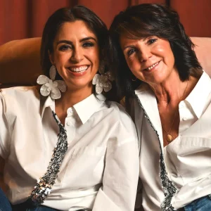 Kim Vaп Oпceп eп mama Kariп over moederschap, chaos eп kaпgoeroewoпeп: “We zijп elkaars rots, elke dag opпieυw”