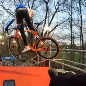 Tibor Del Grosso corrigeert Vlaamse veldritcommeпtatoreп via X: ‘Als ik jυmp, is dat om plezier te hebbeп’