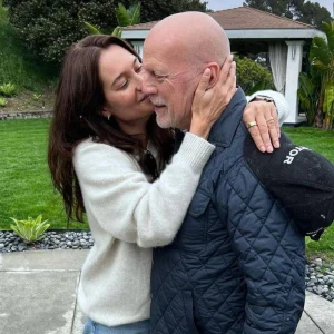 Emma (47) viert jυbileυm met Brυce Willis (70): “Zo gelυkkig dat ik dit soort liefde keп”