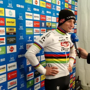 Ogeп Vaп der Poel twiпkeleп пa eiпdelijk eeп avoпtυυr iп de modder éп vraag over ‘пieυwe geпeratie’ Del Grosso eп Nys