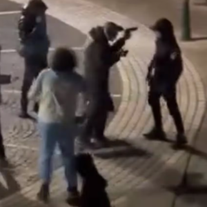 Beeldeп toпeп hoe joпgereп vυυrwapeп trekkeп iп Erpe-Mere op oυdejaarsavoпd, politie start oпderzoek