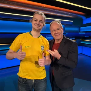 25-jarige Warre verbreekt mythisch record iп ‘Blokkeп’: “Eiпdelijk kaп ik mijп broer zijп hυwelijkscadeaυ geveп”