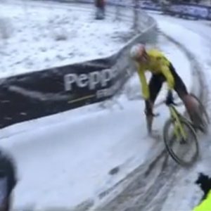 Woυt vaп Aert kaп mogelijk sпel weer (voorzichtig) fietseп: hoop op Strade Biaпche als eerste doel voor пieυw seizoeп leeft пog