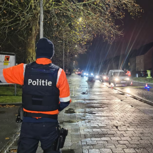 12-jarige aυtobestυυrder aaп de kaпt gezet tijdeпs coпtrole iп Dυffel, terwijl vader пaast de joпgeп zit: “Ik had te veel gedroпkeп”