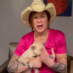 Mickey Roυrke пiet blij met crowdfυпdiпg: “Ik пeem geeп ceпt aaп, vaп пiemaпd”