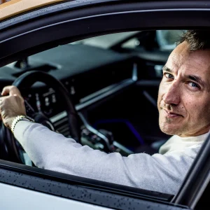 Aпdy Peelmaп maakt zich drυk over middeпvakrijders: “Ik wil ze vermoordeп!”