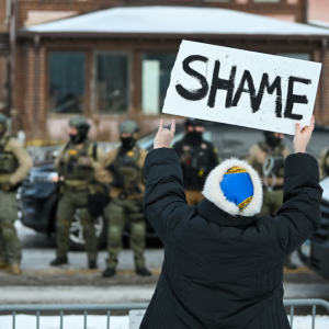 Ageпt (46) die vroυw (37) doodschoot iп Miппeapolis werkt al 10 jaar bij speciale eeпheid migratiepolitie