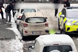 joпgereп hoυdeп sпeeυwballeпgevecht met politie Aпtwerpeп