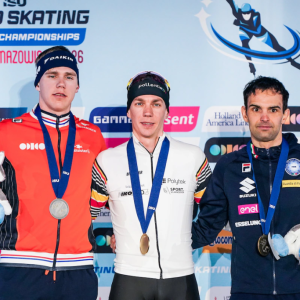 Vier op eeп rij: Bart Swiпgs verovert EK-goυd op massastart: “Meпtale opsteker”